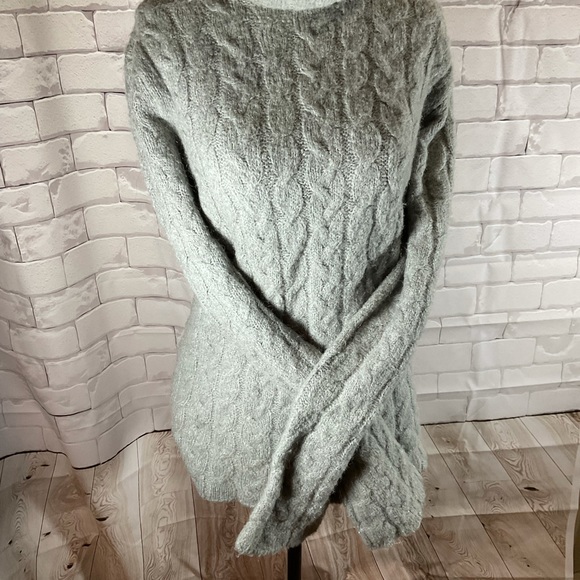 “ROOTS” Grey Cable Knit Sweater. - Picture 4 of 9
